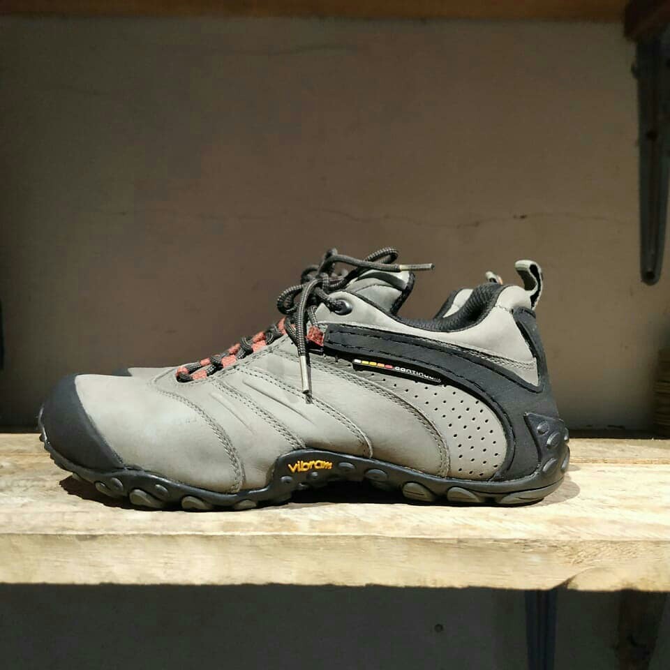 Sepatu gunung Merrell tapak vibram