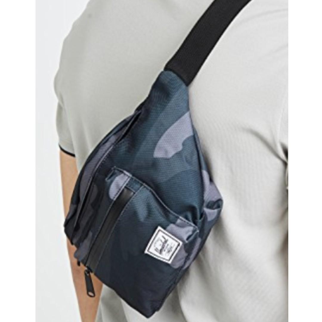 Herschel seventeen hip pack camo top