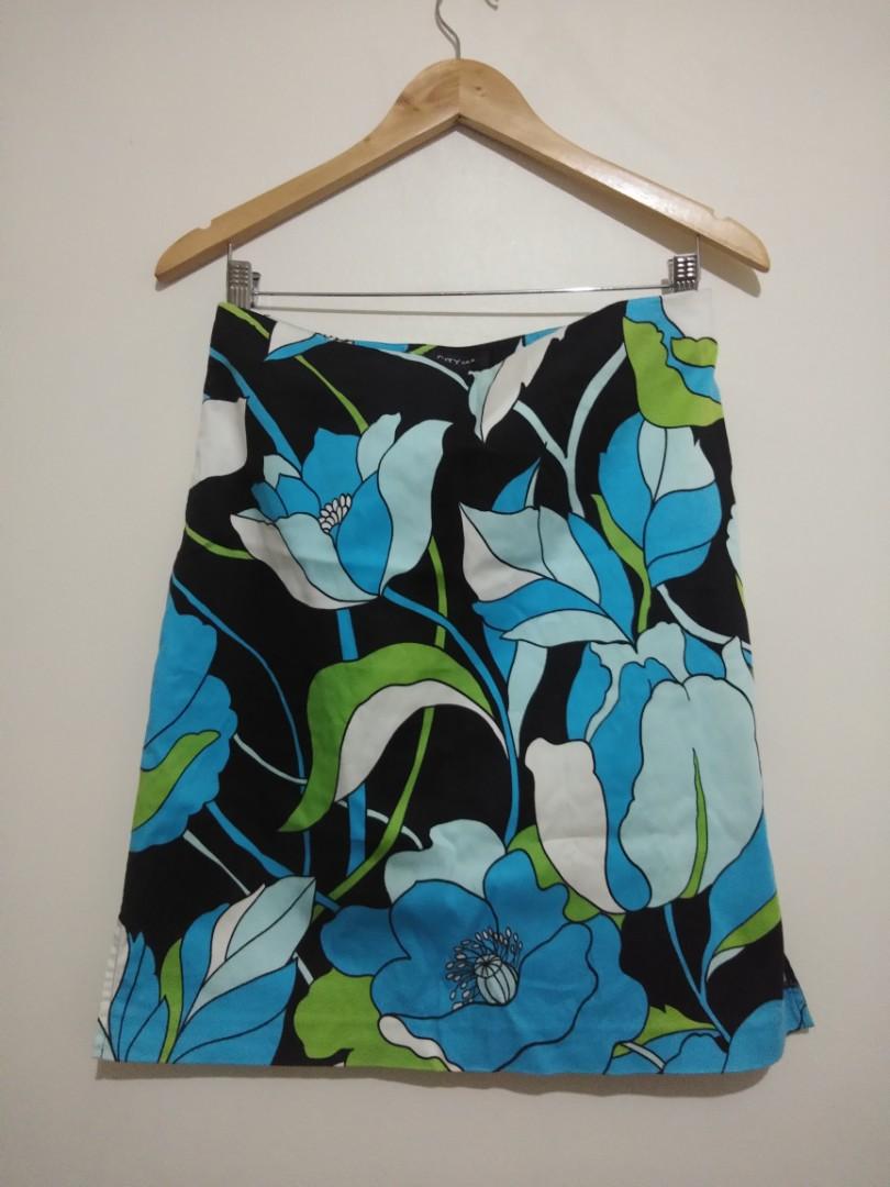Blue Printed Cotton Skirt (Category: Skirts) located in Las Pinas. Submitted by kdth_ (Listing ID 253192798, Image 2). Description: Blue Printed Skirt Size 8 97% Cotton 3% Spandex Shipping within Metro Manila is only Php 40.