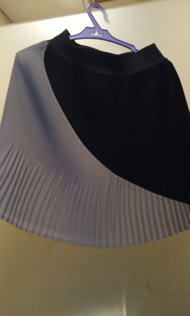 Kashieca Electric Pleats Skirt (Category: Skirts) located in Makati City. Submitted by ulanph (Listing ID 253075865, Image 1). Description: small to medium handwash only and air dry para di mawala eventually ung electric pleats took care of this kaya ok pa ung pleats.