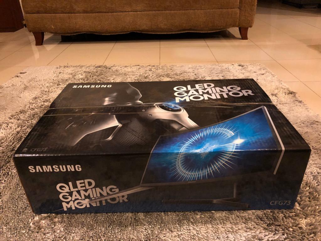Samsung QLED Curved Gaming Monitor CFG73 144hz 27\