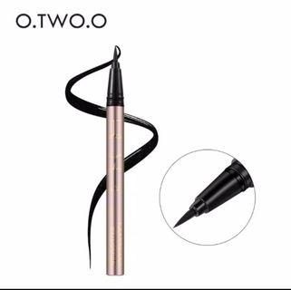 Eyeliner pensil O two O waterproof
