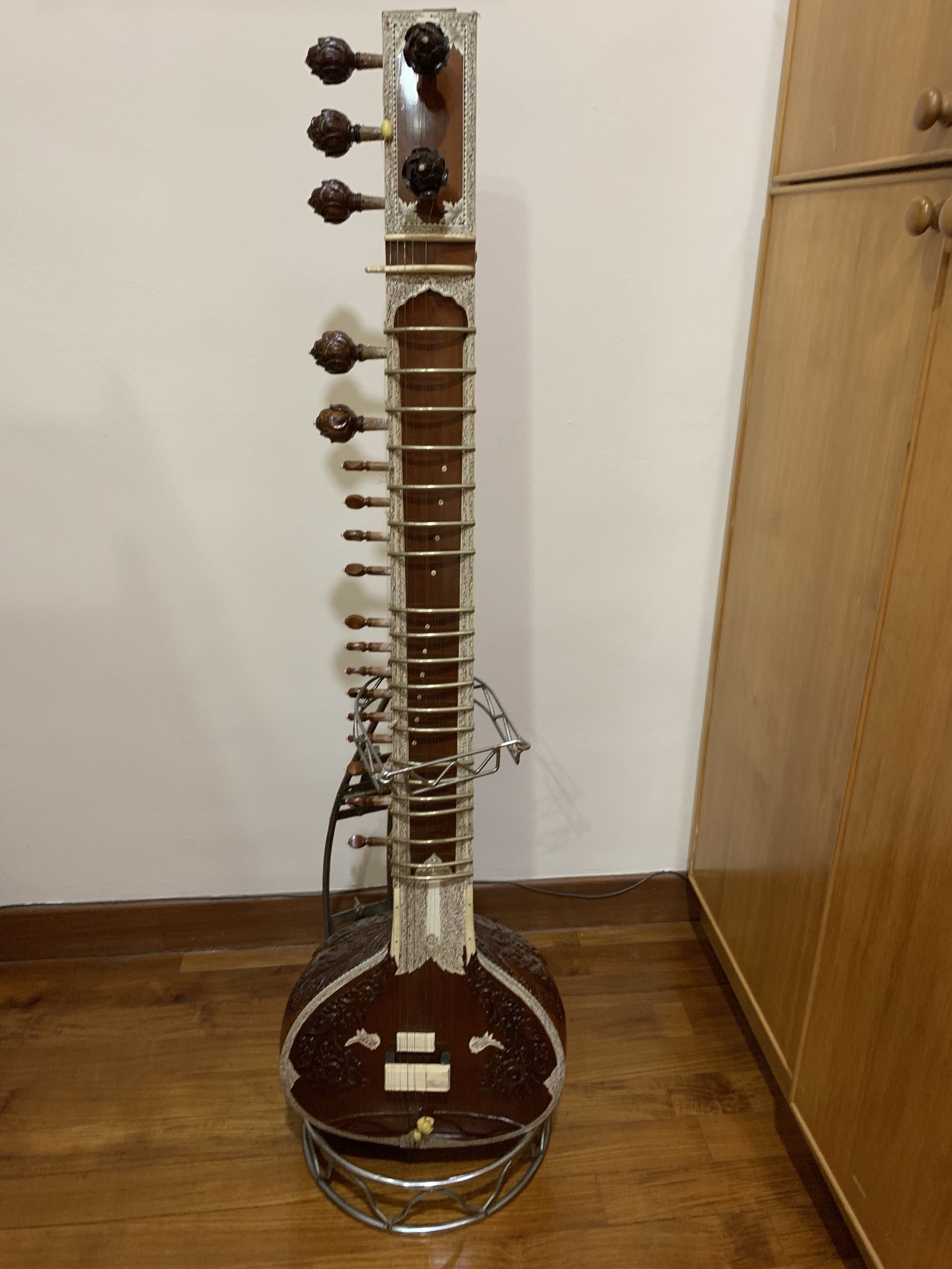 Sitar with case and stand, Hobbies & Toys, Music & Media, Musical
