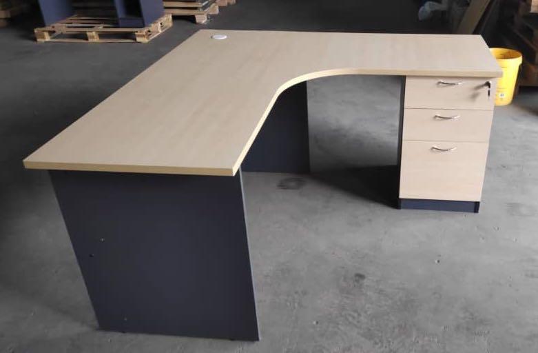 Meja Pejabat L Shape Home Furniture Furniture On Carousell