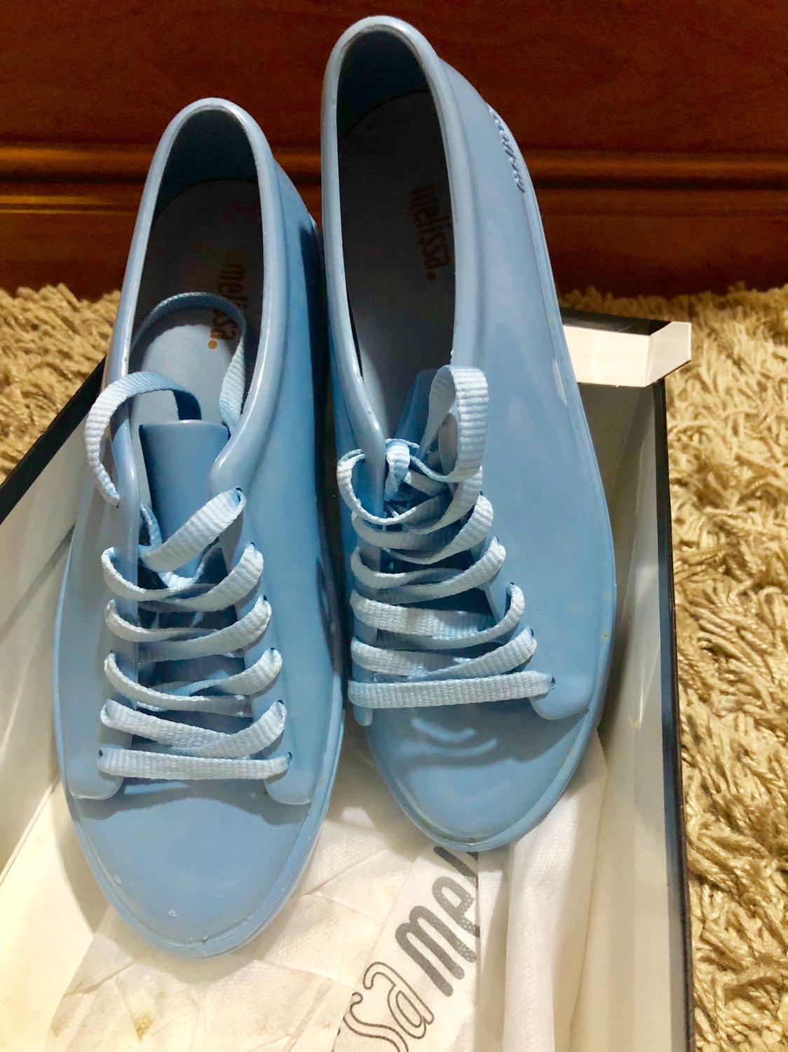 sneakers light blue