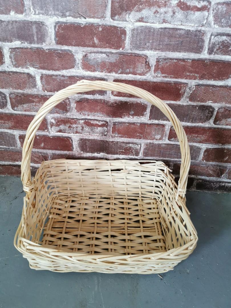 4+ Amazing Ways to Clean Wicker Furniture - Tips Bulletin - Polishing Wicker Basket Furniture In Living Room With Wax