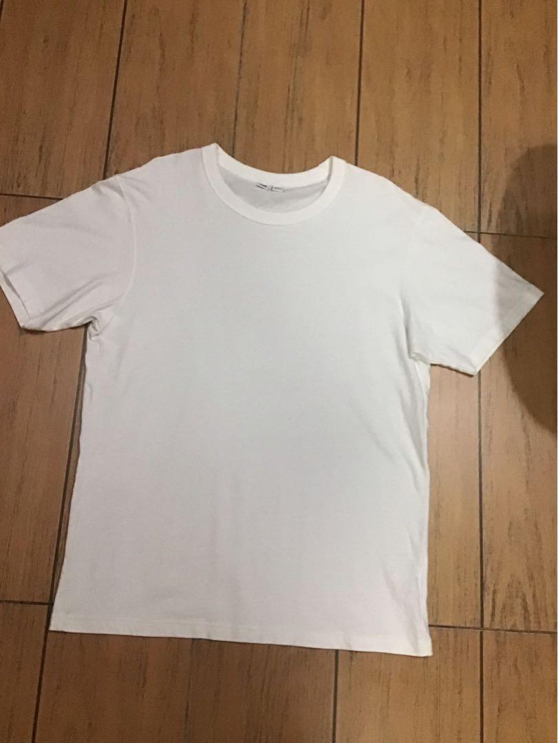 Uniqlo White shirt (Category: Tshirts & Polo Shirts ) located in Manila. Submitted by moelihua (Listing ID 253720273, Image 1). Description: •worn only once •wrong size •shipping via grab, buyer should handle the shipping fee.