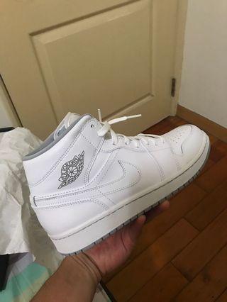 AIR JORDAN 1 MID 白色