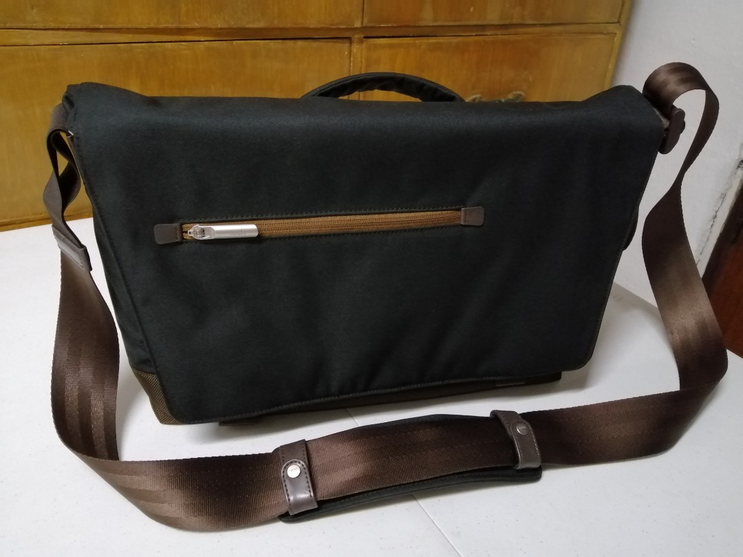 moshi aerio messenger bag