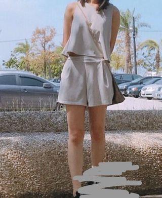灰色套裝