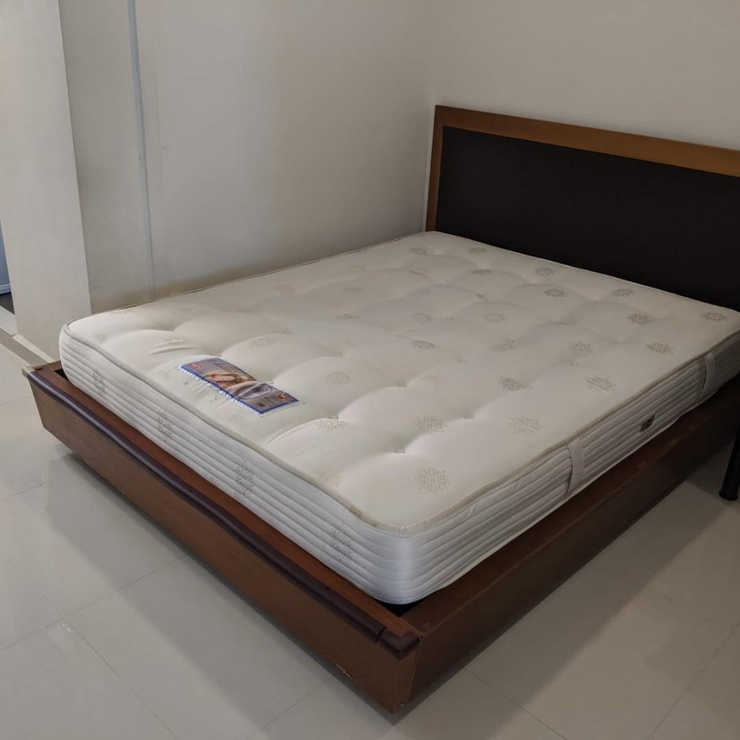 With Delivery Queen Sized Bed With Slumberland Mattress