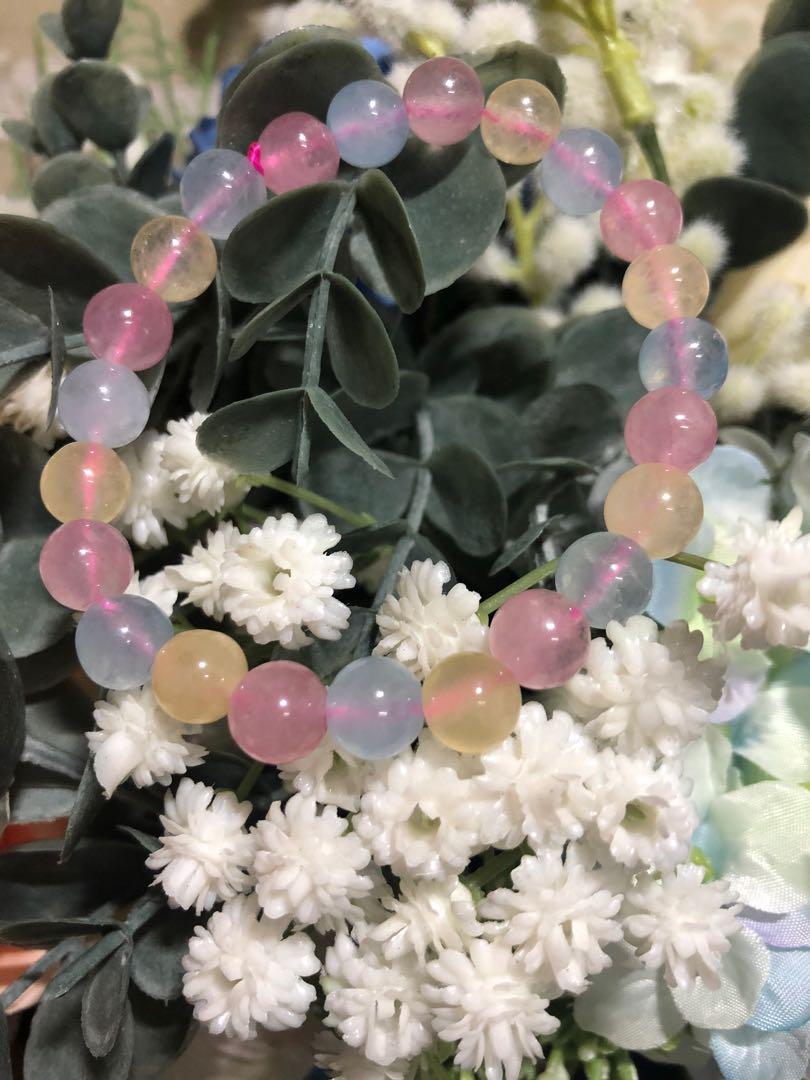 摩根 （分類：寶石、鑽石、水晶）位於 Hong Kong。 由 crystal.pig 提交（商品編號 254151813，圖片 3）。簡介： 摩根 摩根石有著穩重的淡粉紅色，屬於與祖母綠及海藍寶石同樣的綠寶石家族。被視為象徵愛、優美與清純的晶石。 摩根石能傳授給人們體貼他人的心與智慧，也能培養敏銳的直覺力及洞悉力的寶石。當沒有決斷力、優柔寡斷、容易躊躇或抱持消極心情的人，也能從摩根石的力量中獲得救贖，重新擁有堅強面對事物的勇氣。此外，若陷入情緒不安的時候使用摩根石，可以安慰情感、帶來平靜、促使回復平衡的感覺。因為它能吸收壓力，使人進入安穩的狀態。 另外，它可以聯繫你和交往對象的感情，讓雙方穩定下來。而粉紅、粉綠色的摩根石也有改善心臟和肺部不適的功能，且能使中樞神經系統保持平衡，對於心臟病患者與高血壓、哮喘，也有緩和作用。 天然水晶 有棉 有冰裂 實屬正常現象。 貨物出門恕不退換。完美主義者勿拍。。