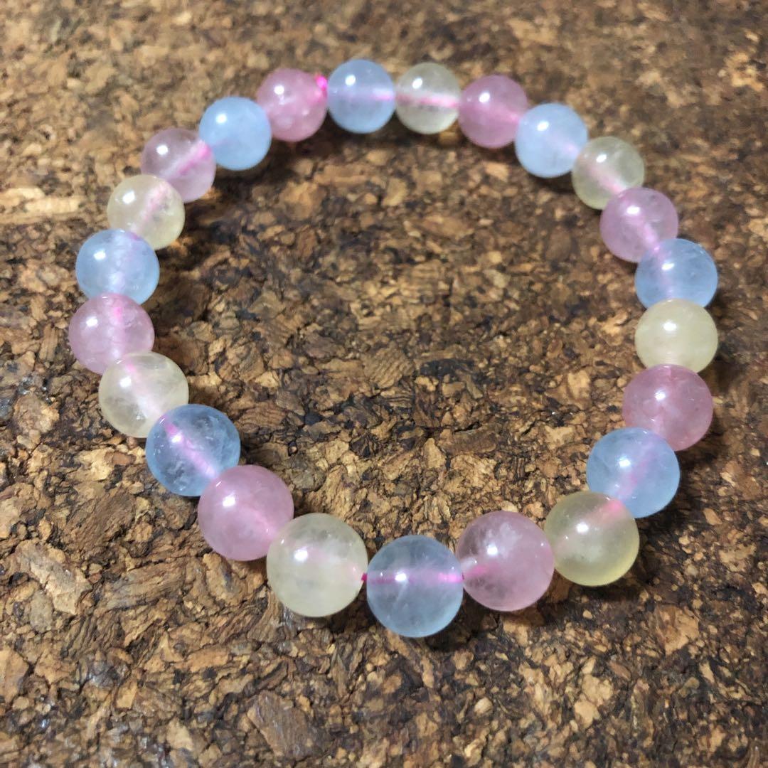 摩根 （分類：寶石、鑽石、水晶）位於 Hong Kong。 由 crystal.pig 提交（商品編號 254151813，圖片 5）。簡介： 摩根 摩根石有著穩重的淡粉紅色，屬於與祖母綠及海藍寶石同樣的綠寶石家族。被視為象徵愛、優美與清純的晶石。 摩根石能傳授給人們體貼他人的心與智慧，也能培養敏銳的直覺力及洞悉力的寶石。當沒有決斷力、優柔寡斷、容易躊躇或抱持消極心情的人，也能從摩根石的力量中獲得救贖，重新擁有堅強面對事物的勇氣。此外，若陷入情緒不安的時候使用摩根石，可以安慰情感、帶來平靜、促使回復平衡的感覺。因為它能吸收壓力，使人進入安穩的狀態。 另外，它可以聯繫你和交往對象的感情，讓雙方穩定下來。而粉紅、粉綠色的摩根石也有改善心臟和肺部不適的功能，且能使中樞神經系統保持平衡，對於心臟病患者與高血壓、哮喘，也有緩和作用。 天然水晶 有棉 有冰裂 實屬正常現象。 貨物出門恕不退換。完美主義者勿拍。。