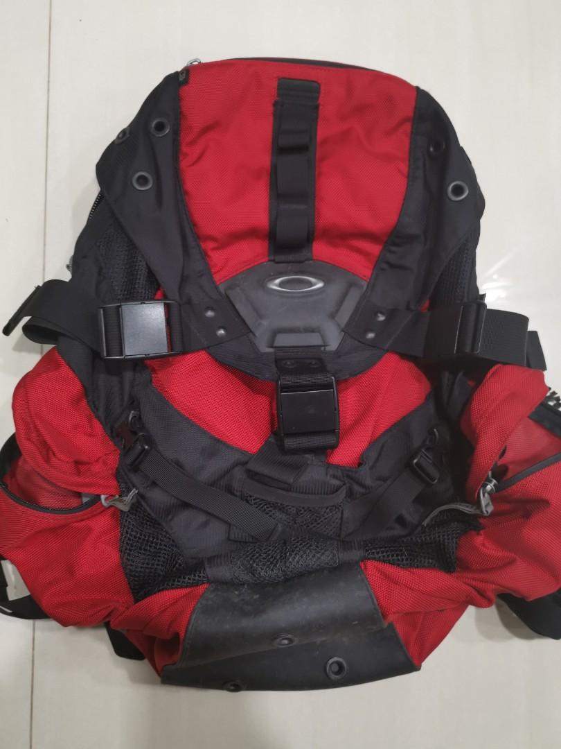 Oakley Icon 3.0L backpack, Men's Fashion, Bags, Backpacks on Carousell