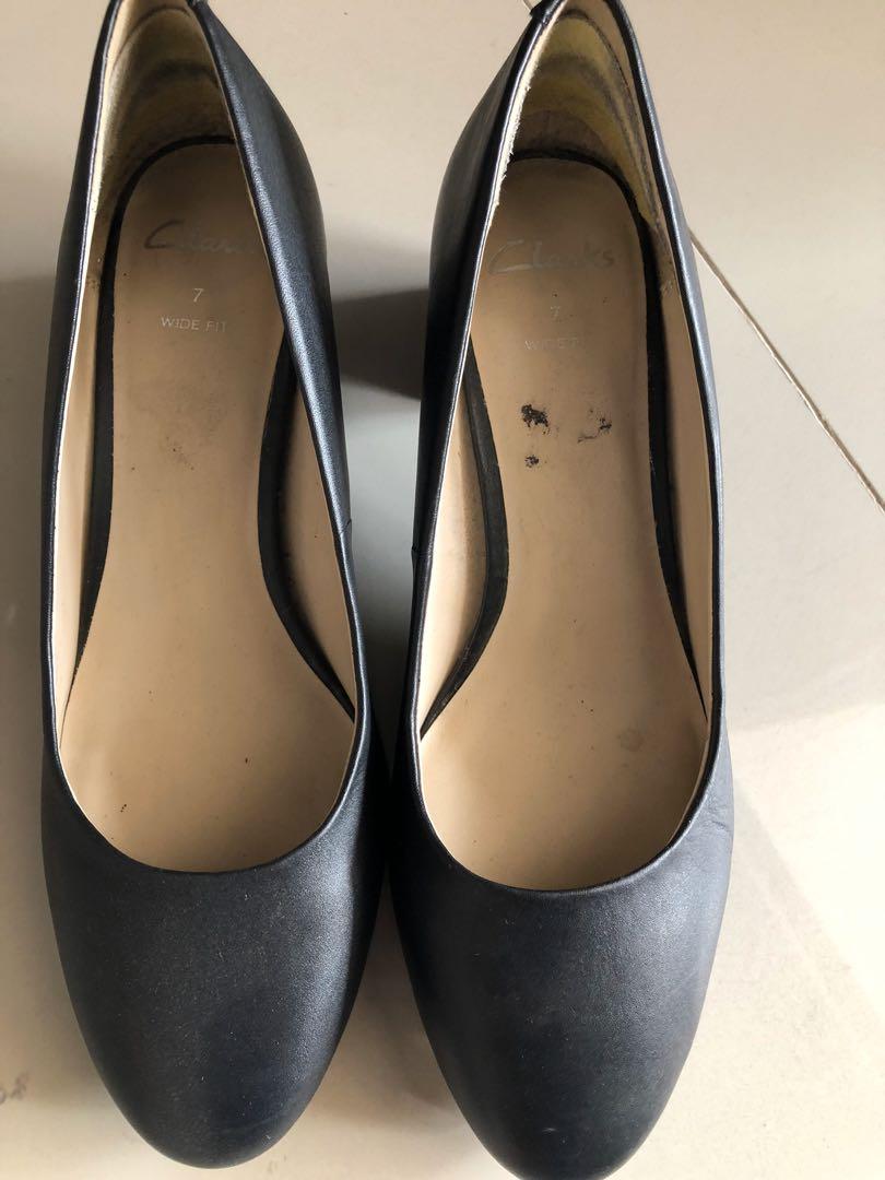 clarks court shoes wide fit