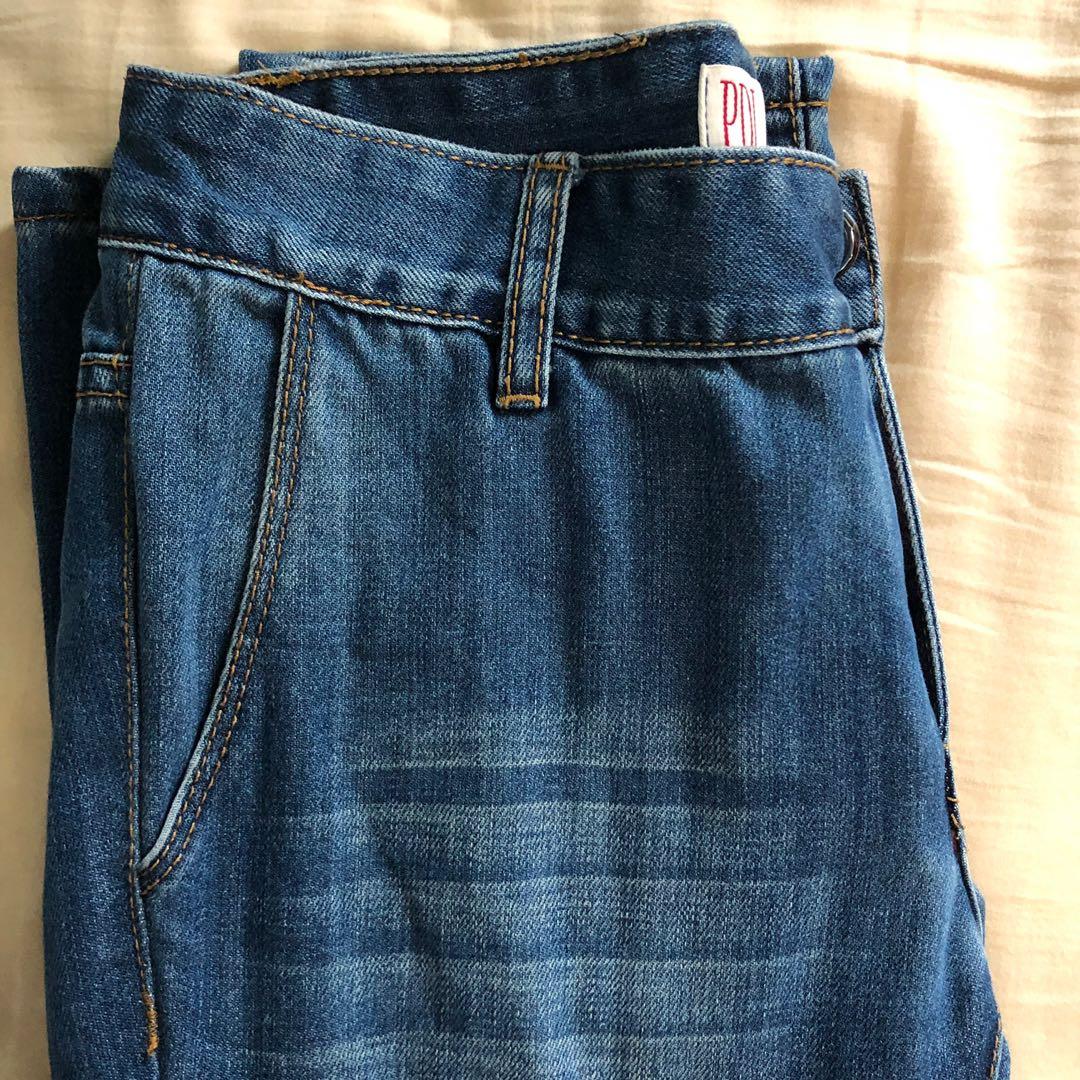 Denim jeans (Category: Jeans) located in Singapore. Submitted by flea_fly_market (Listing ID 254398708, Image 1). Description: Washed denim jeans Navy/grey Size: 28 Condition: 9/10 View profile for more listing all going cheap!.