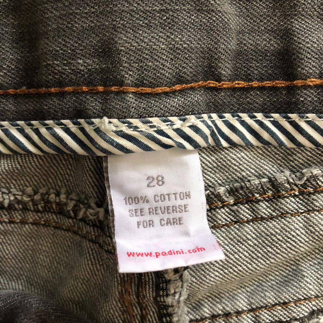 Denim jeans (Category: Jeans) located in Singapore. Submitted by flea_fly_market (Listing ID 254398708, Image 5). Description: Washed denim jeans Navy/grey Size: 28 Condition: 9/10 View profile for more listing all going cheap!.