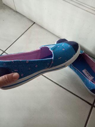 Sepatu slip on