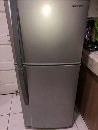 For sale Samsung ref 7cu ft non frost looks new