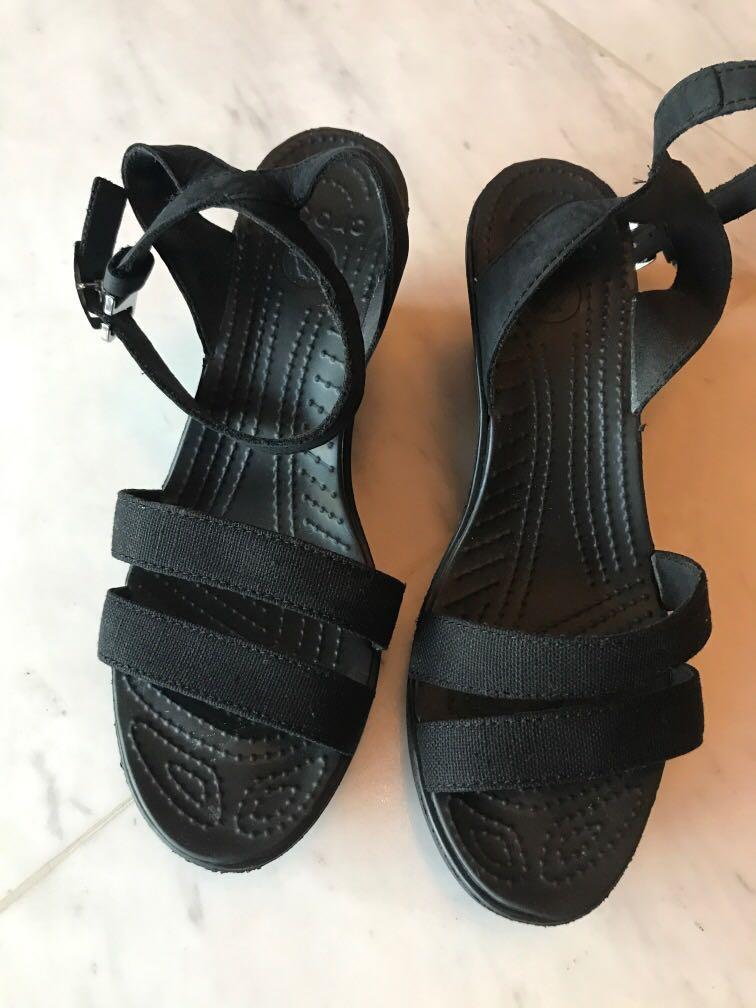 crocs black wedges