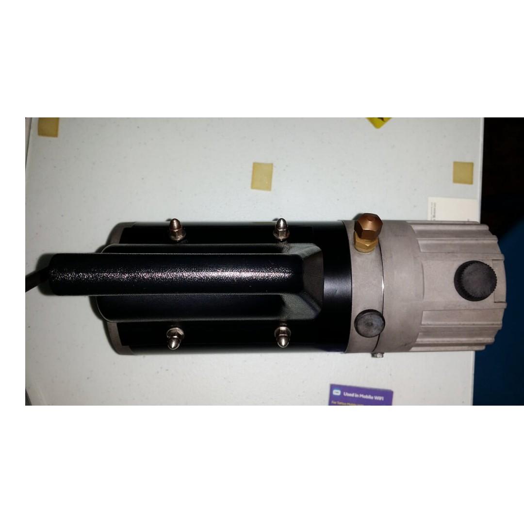 ROBINAIR Model 15200 Portable High Vacuum Pump with Gas Ballast Valve, Furniture & Home Living