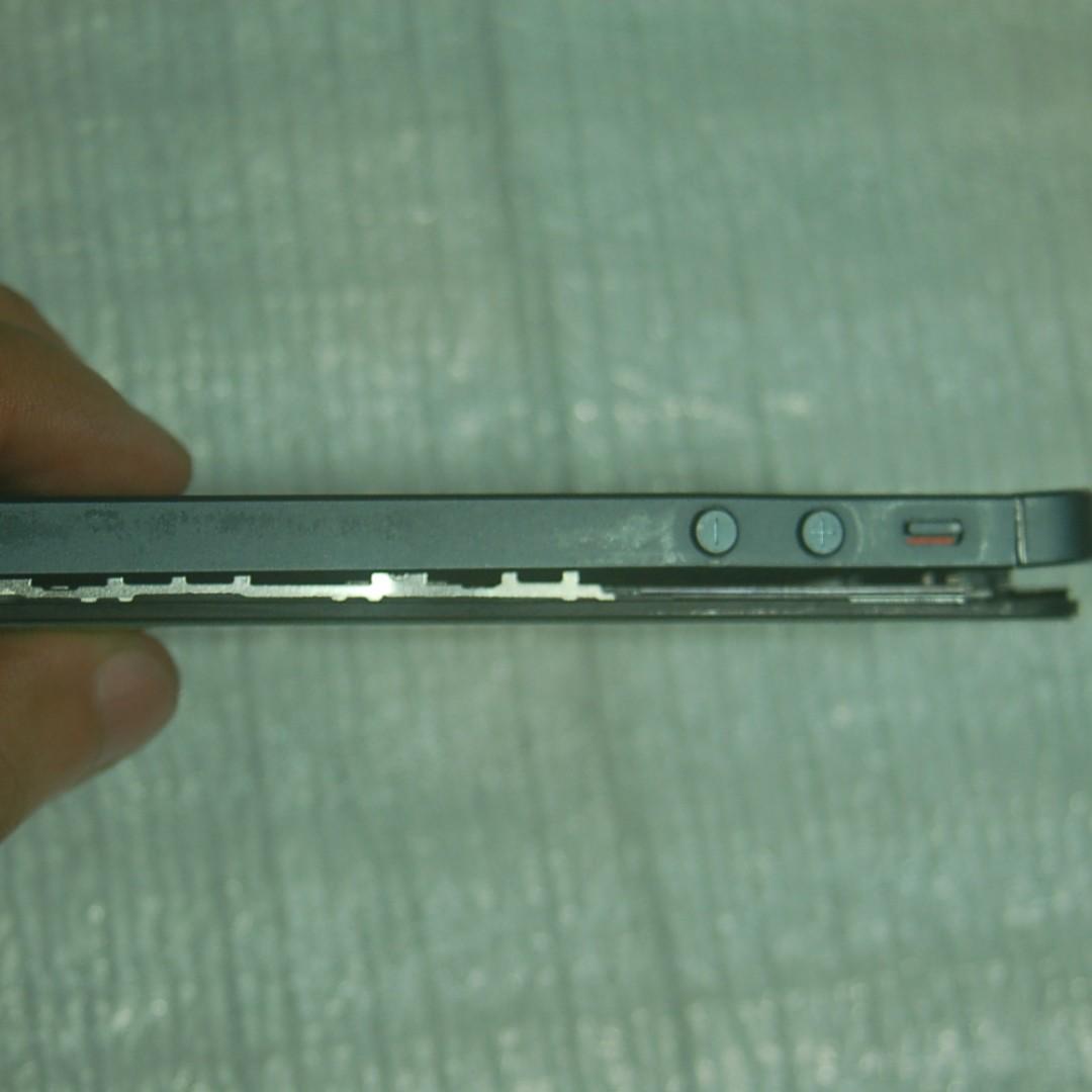 Apple Iphone 5 32GB Black, defective battery swaps ok (Category: Others) located in Mandaluyong City. Submitted by bikedilla (Listing ID 254843052, Image 3). Description: Issue: Has problem with upper rear housing (slightly bent), bloated battery Tempered glass Comes witH accessories (headset unused) WIll add other goodies such as cases Thank you for checking out my items. I'm an online seller (See the bikedilla on facebook, instagram) if you hav