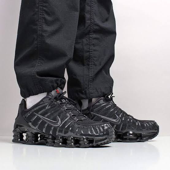 Triple black nike online shox