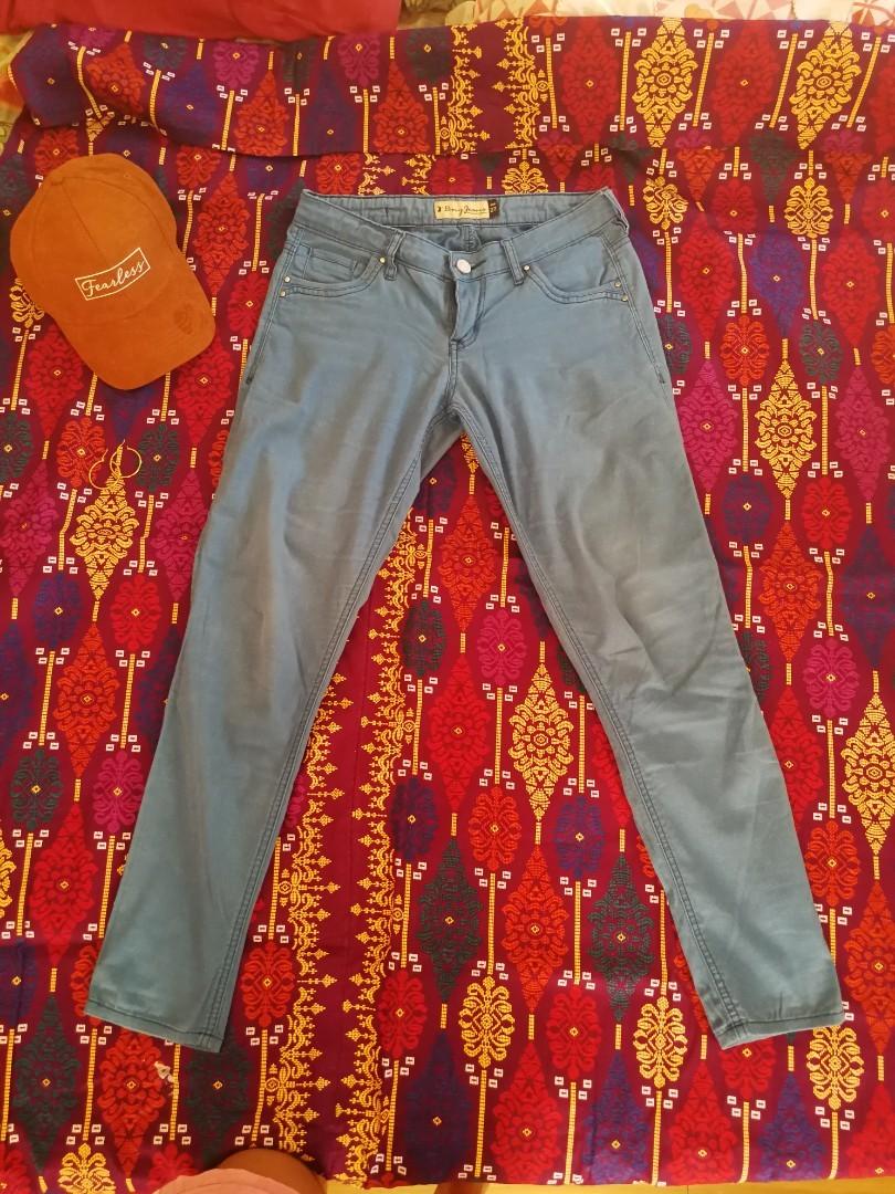 Blue Pants (Category: Jeans) located in Quezon City. Submitted by gabade (Listing ID 254884161, Image 1). Description: Blue Low-waist Skinny Jeans 📍Size : 27 📍Color: Blue 📍Condition: Good. Almost no flaws 📍RFS: size no longer fits me Feel free to pm for more info 😊 #Sweldo7.