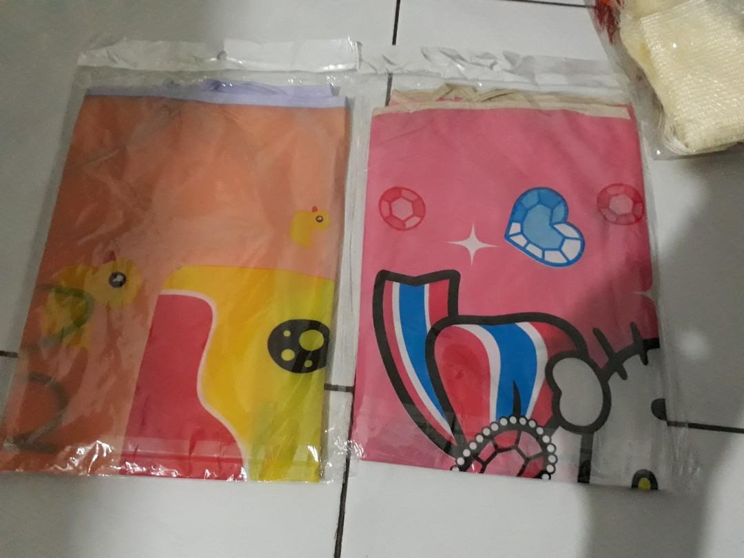 Celemek Masa Motif Duck Bebek Dan Hello Kity Fesyen Wanita Aksesoris Di Carousell