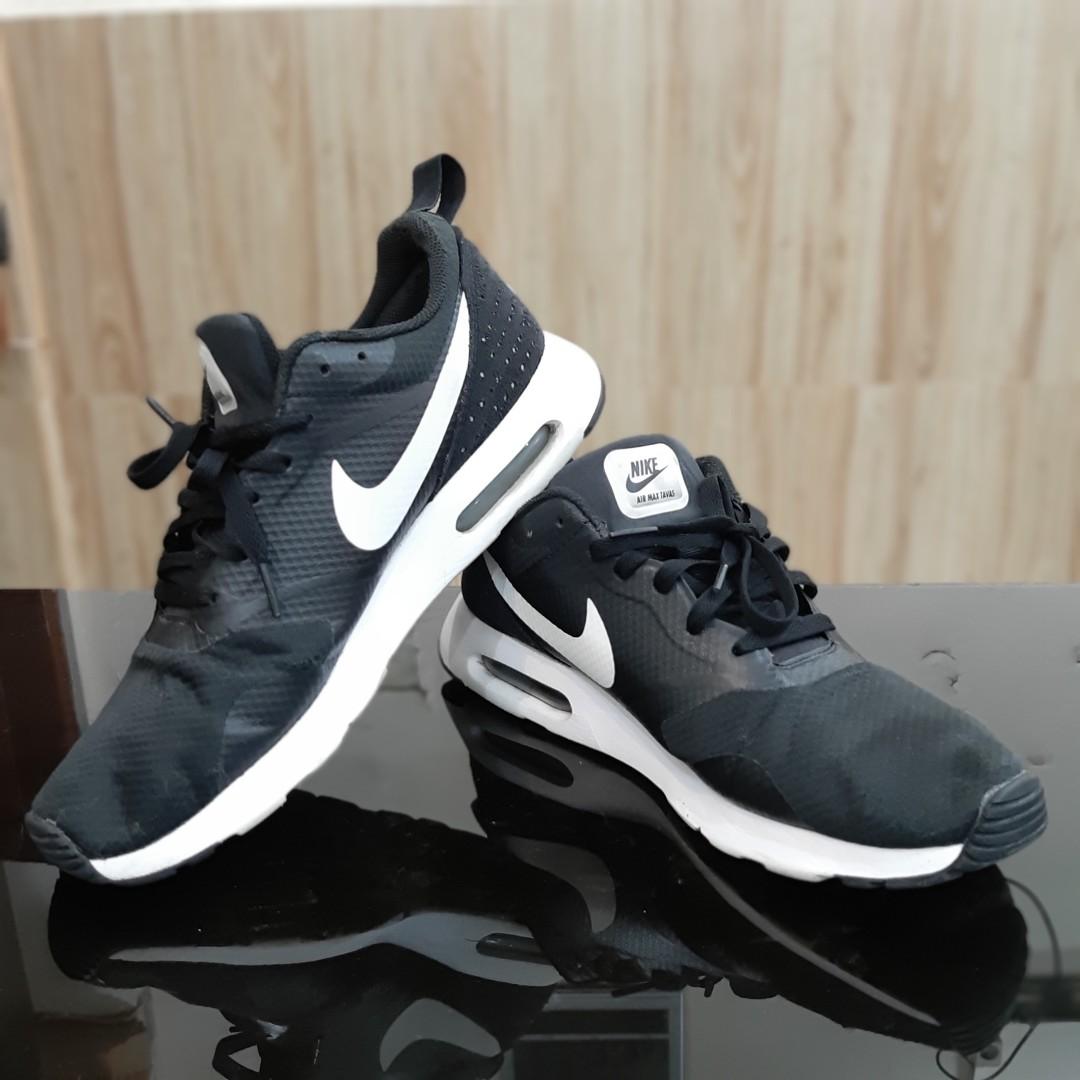 nike tavas all black