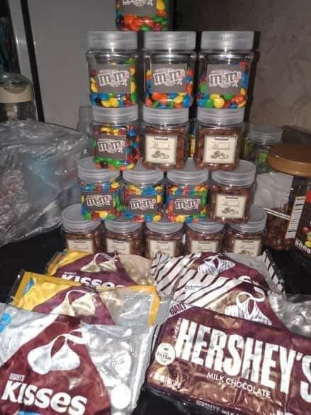 Repacked chocolates (Category: Packaged & Instant Food) located in Quezon City. Submitted by everythingnice003 (Listing ID 254964575, Image 1). Description: Repacked chocolate 40pcs Kirkland almond milk chocolate -120.00 M&M Milk chocolate 100grams -100.00 Hershey's collection -250.00 🍫milk chocolate 🍫milk chocolate with almond 🍫hugs and kisses 🍫 dark chocolate 🍫cookies and cream NO MINIMUM order Sa mga magreresell naman. RESELLER minimum of