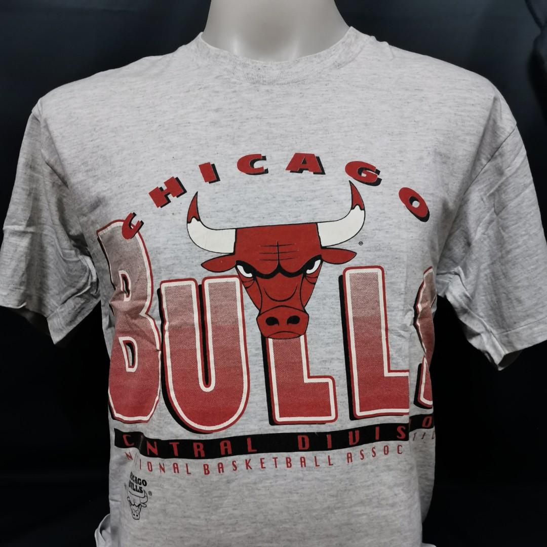 Vintage tee Chicago bulls, Men's Fashion, Tops & Sets, Tshirts & Polo Shirts  on Carousell