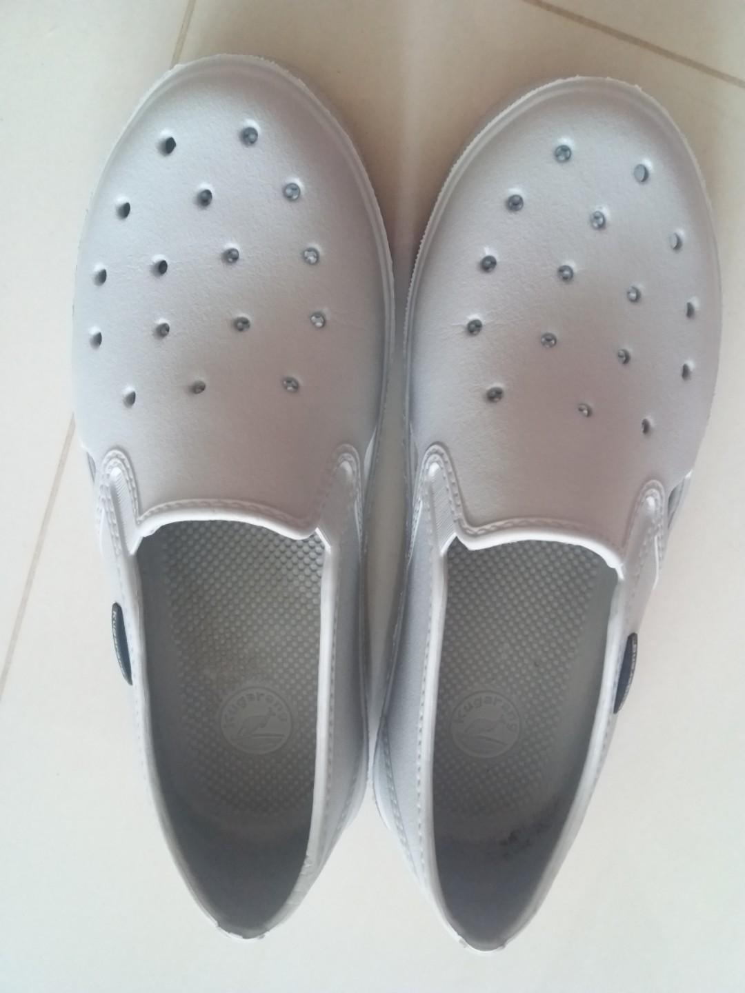 plastic shoes like crocs