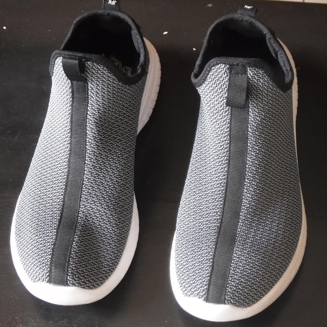 Original And1 Too Chillin Too Basketball Shoe Black And White Men S Fashion Footwear Sneakers On Carousell