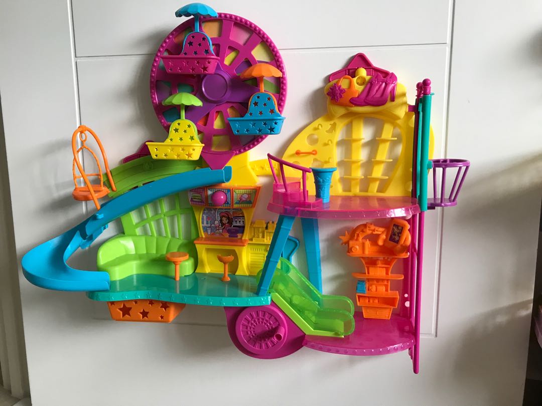 Polly Pocket shopping mall wall type