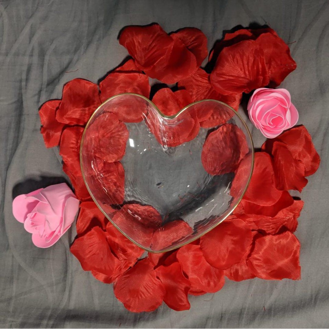 PRETTY GOLD RIMS Glass Bowls !!!, Furniture & Home Living, Kitchenware