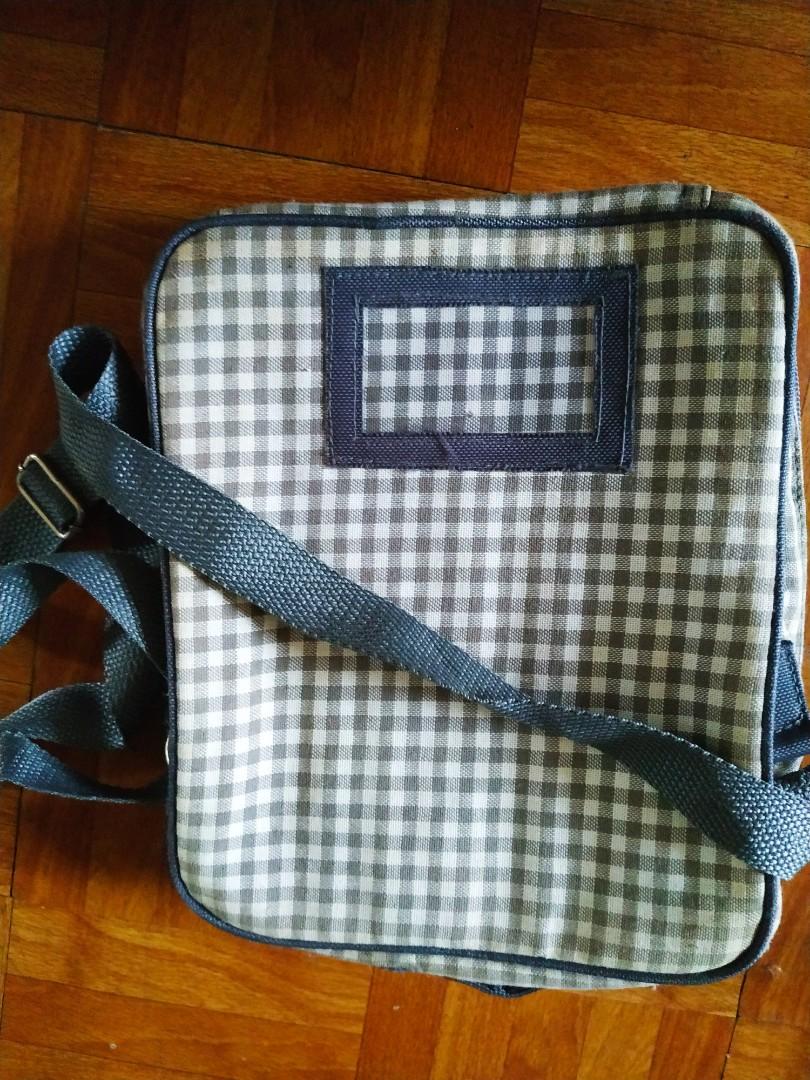 Cooler bag with adjustable strap (Category: Breastfeeding & Bottle Feeding) located in Manila. Submitted by greatbabystuff (Listing ID 255307553, Image 3). Description: With netted compartment inside and exterior pocket, ID slot. Shows signs of use but all parts okay. For keeping breastmilk, baby food, ice packs cold.