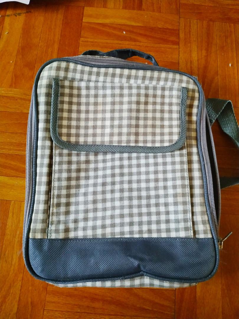 Cooler bag with adjustable strap (Category: Breastfeeding & Bottle Feeding) located in Manila. Submitted by greatbabystuff (Listing ID 255307553, Image 1). Description: With netted compartment inside and exterior pocket, ID slot. Shows signs of use but all parts okay. For keeping breastmilk, baby food, ice packs cold.