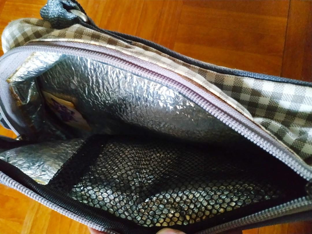 Cooler bag with adjustable strap (Category: Breastfeeding & Bottle Feeding) located in Manila. Submitted by greatbabystuff (Listing ID 255307553, Image 2). Description: With netted compartment inside and exterior pocket, ID slot. Shows signs of use but all parts okay. For keeping breastmilk, baby food, ice packs cold.