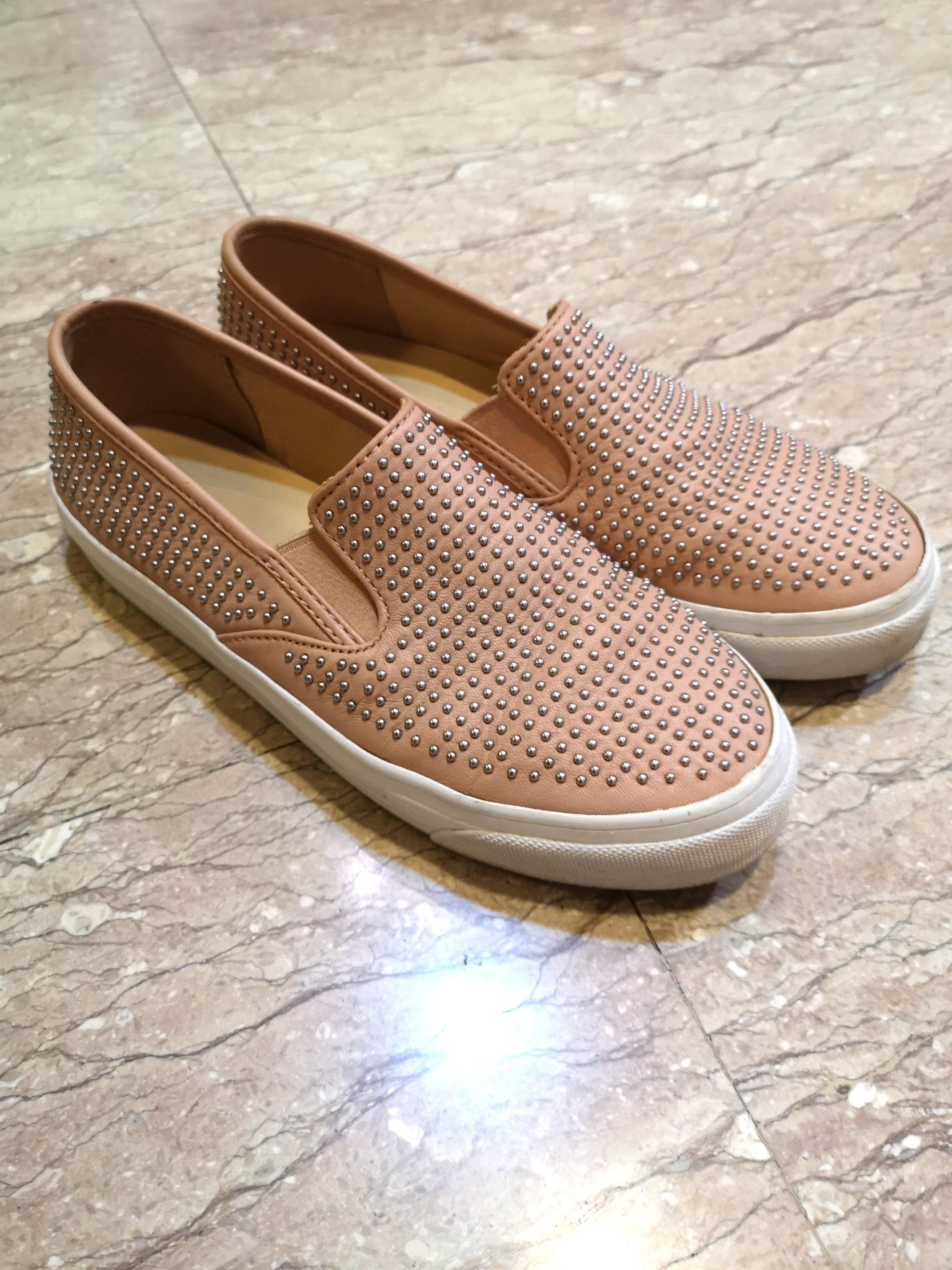 coach pumps with studs