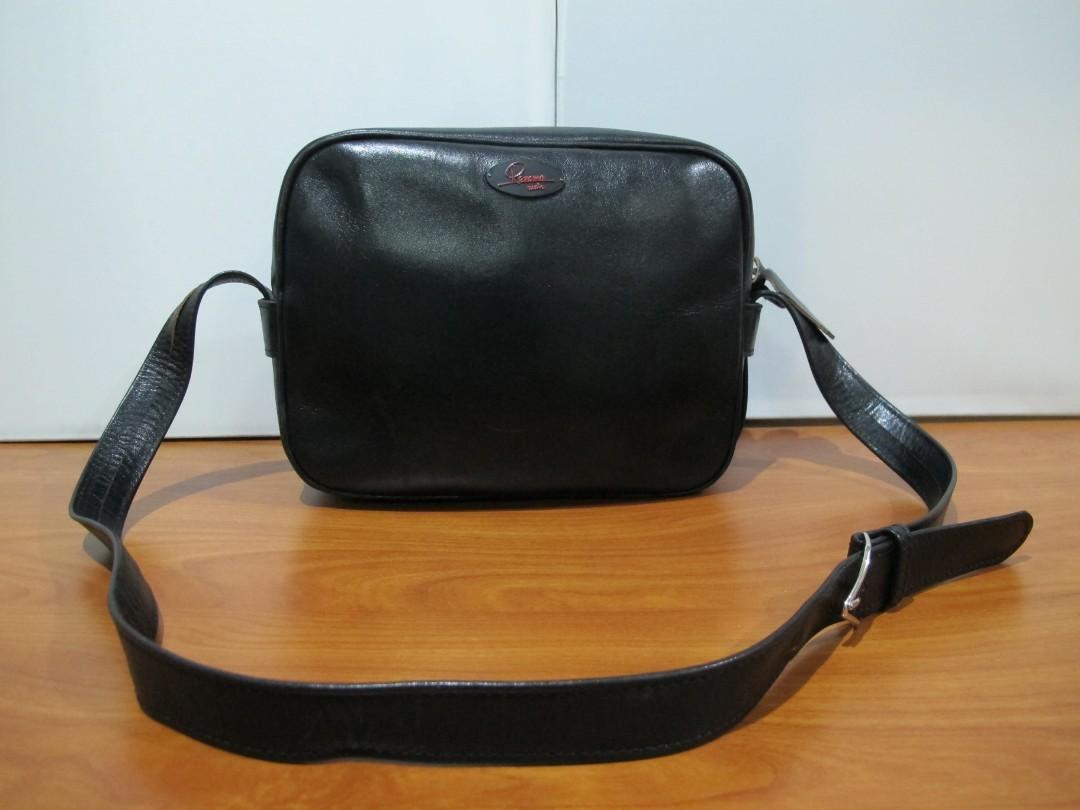 Renoma Leather Bag (Category: Luxury Bags & Wallets) located in Binangonan. Submitted by c_r_i_s (Listing ID 255545645, Image 1). Description: Renoma Leather Bag Dimensions in inches 10.5 x 8.25 x 3 In excellent condition.