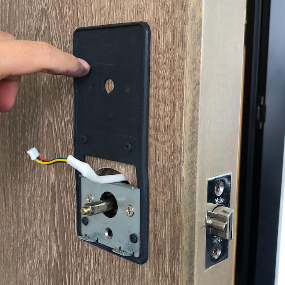 【辦公室/房間】Yale EC800 拍卡、密碼 電子鎖, 傢俬＆家居, 家居裝飾, 家居裝飾 其他 Carousell