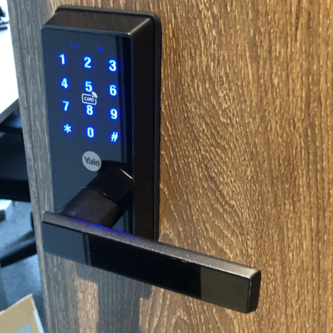 【辦公室/房間】Yale EC800 拍卡、密碼 電子鎖, 傢俬＆家居, 家居裝飾, 家居裝飾 其他 Carousell