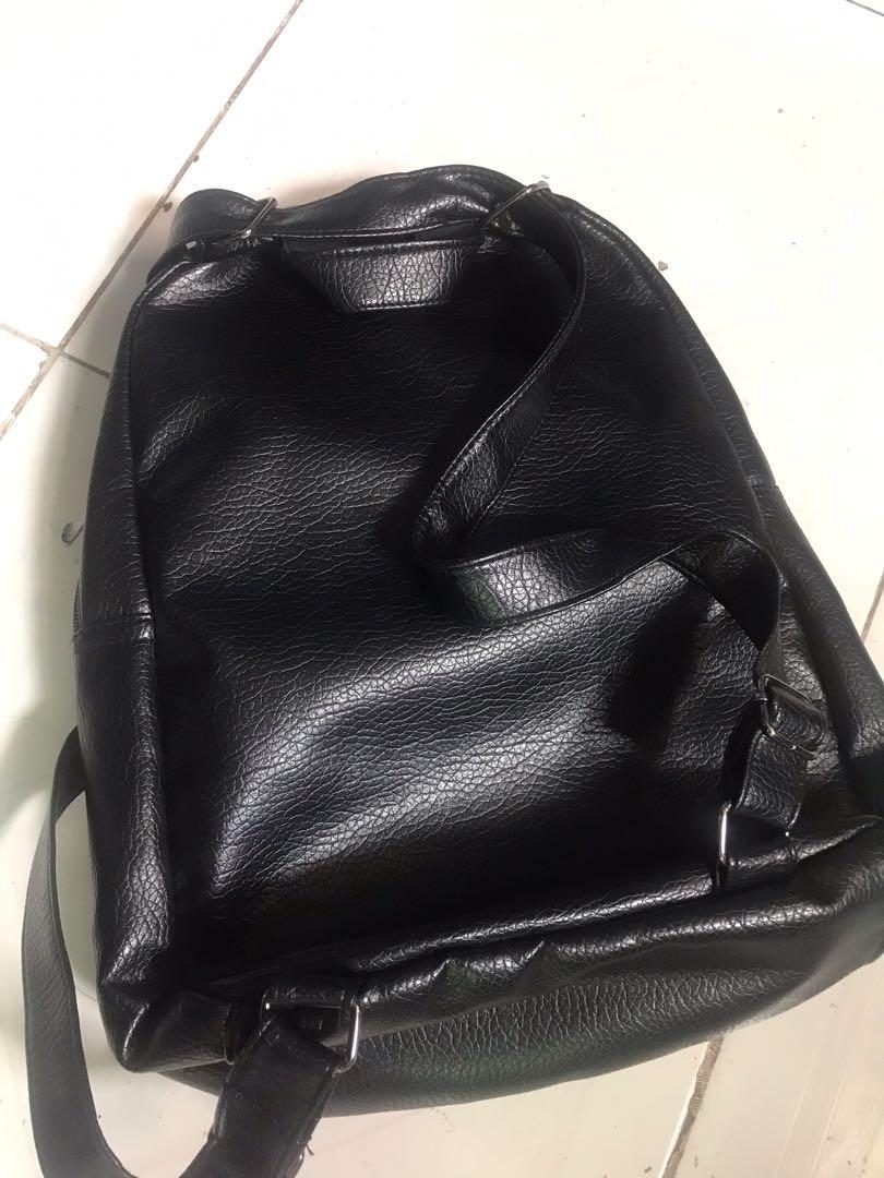 Backpack (Category: Backpacks) located in Dasmarinas. Submitted by 101dreamer (Listing ID 255623715, Image 3). Description: All good ang tanging flaw nya lang yung maliit na bulsa nya nabasa kase hinde ko lang napatuyo agad so nag flakes na pero maayos pa yung buong bag. Kita naman sa picture. Yun lang maliit na bulsa sa loob ng bag un lang ang natatanging problema. Bought this in Macau for 700 pesos.