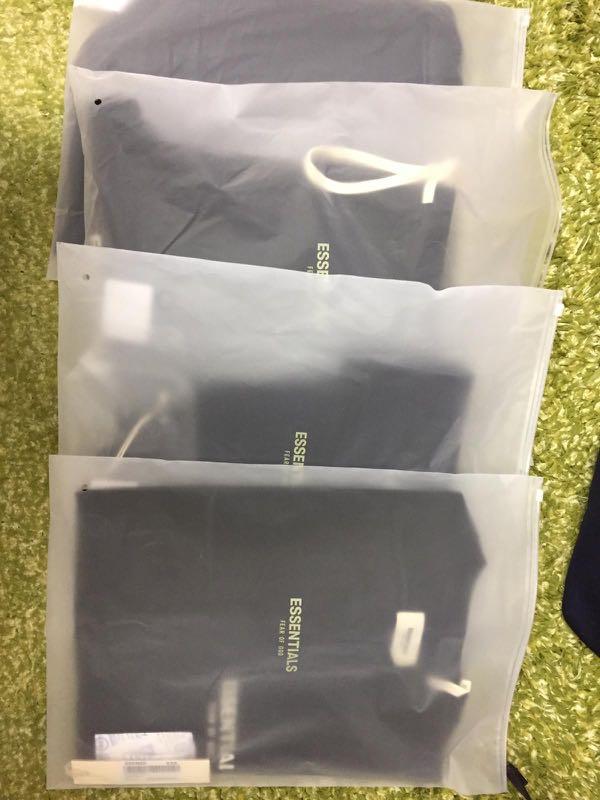 FOG Essentials （分類：外套及戶外衣服）位於 Hong Kong。 由 cheung0312 提交（商品編號 255692456，圖片 1）。簡介： FOG Essentials 1. Black 3M T shirt (xs size) $550 2. Black Fleece Lounge Pants (xxs size) $900 3. Black Pullover Hoodie (xxs size) $900 4. Grey Fleece Sweat Shorts (xxs size) $ 650 5. Black Fleece Sweat Shorts ( xs size) $ 850。