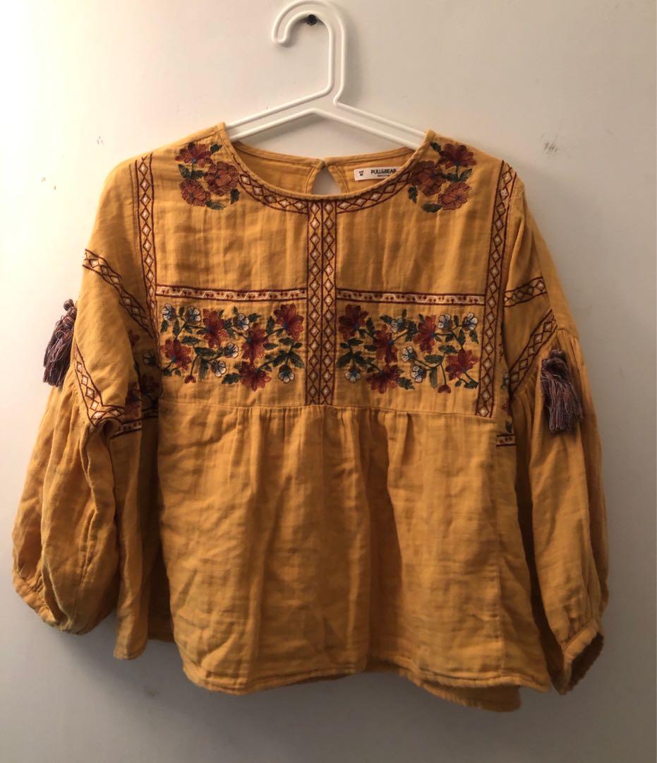 Pull & Bear Top (Category: Other Tops) located in Kuala Lumpur. Submitted by stopnbuy09 (Listing ID 255892201, Image 1). Description: Condition 9/10.