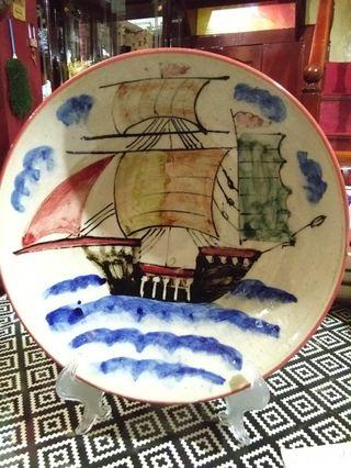 Piring hias motif perahu layar dia 28 cm