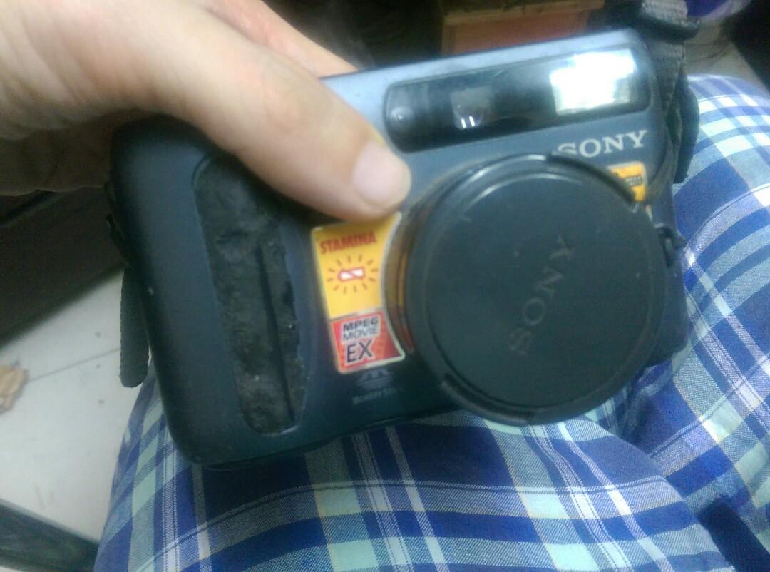 Sony dsc s85 (Category: Voice Recorders) located in Manila. Submitted by k3788 (Listing ID 256023725, Image 1). Description: Still working, charger not working.