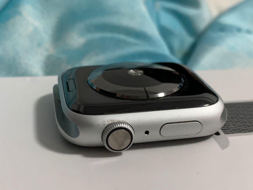 Apple Watch Series 4 44mm Silver Aluminum Seashell Sport Loop