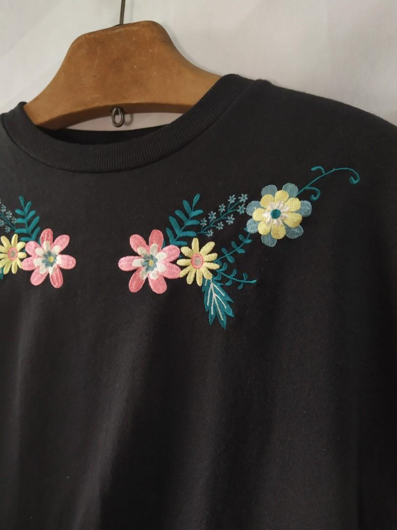 Preloved / Ukay Floral Detailed Pullover (Category: Others Tops) located in San Pablo. Submitted by itachicollection (Listing ID 256083527, Image 2). Description: All clothes are washed and ready to wear ♥️.